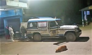 পৌরসভা থেকে স্যানিটাইজ করার জন্যে পৌরসভার গাড়ি গেলে স্থানীয় কিছু মানুষ সেই গাড়িতে ভাঙচুর চালায় বলে অভিযোগ,
