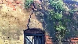 বৃহস্পতিবার সকালে প্রবল বর্ষায় ভেঙে পড়ল একটি বসত বাড়ির একাংশের ছাদ