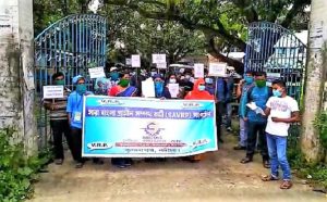 মোট ছয় দফা দাবি নিয়ে বিডিওর কাছে একটি লিখিত স্মারকলিপি জমা দেয় তারা