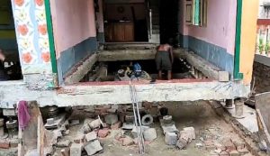 সম্প্রতি হরিয়ানার একটি সংস্থাকে দিয়ে বাড়িতে যন্ত্রের সাহায্যে প্রায় ৩০ ফুট দূরে সরিয়ে নিয়ে যাওয়ার কাজ শুরু করছে ওই সংস্থাটি