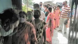 মঙ্গলবার দেখা গেলো পৌরসভাতে নতুন রেশন কার্ড পাওয়ার লাইনে মানুষ গায়ে গা লাগিয়ে দাঁড়িয়ে আছে, নেই কোনো সামাজিক দূরত্ব।