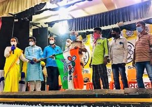 কৃষ্ণনগর লোকসভা কেন্দ্রের সাংসদ মহুয়া মৈত্রর হাত ধরে অন্যান্য রাজনৈতিক দল থেকে আসা দুই শতাধিক কর্মী সমর্থক যোগদান করলেন তৃণমূলে