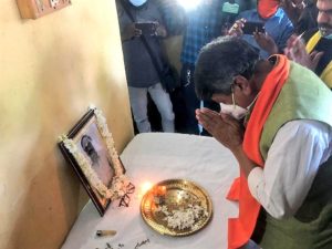 হেমতাবাদের মৃত বিধায়ক দেবেন্দ্রনাথ রায়ের পরিবারের সাথে দেখা করলেন কেন্দ্রীয় সাধারণ সম্পাদক ও পশ্চিমবঙ্গের পর্যবেক্ষক কৈলাশ বিজয়বর্গীয় এবং পশ্চিমবঙ্গের সহ পর্যবেক্ষক অরবিন্দ মেনন।