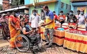 শান্তিপুর টাউন বিজেপির পক্ষ থেকে শান্তিপুর ডাকঘর বাস স্ট্যান্ড সংলগ্ন এলাকায় প্রতিবন্ধী মানুষদের খাদ্য সামগ্রী দেওয়া হয়