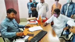 বুধবার সকালে নবদ্বীপধাম রেলওয়ে স্টেশনে রেলওয়ে আধিকারিকদের স্বারকলিপি জমা দিল একাধিক সামাজিক সংগঠন