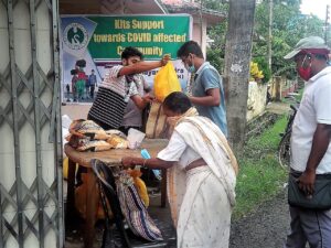 সমাজ উন্নয়ন কেন্দ্র করোনা সংক্রামণের জন্য কাজ হারানো পরিযায়ী শ্রমিক পরিবারদের পাশে দাঁড়ালো