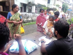 সমাজ উন্নয়ন কেন্দ্র করোনা সংক্রামণের জন্য কাজ হারানো পরিযায়ী শ্রমিক পরিবারদের পাশে দাঁড়ালো