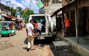 বুধবার নবদ্বীপের এক স্থানীয় ক্লাব, নবদ্বীপ নাগরিক অধিকার কমিটি ও এক স্বেচ্ছাসেবী সংগঠনের উদ্যোগে বারো বছর বয়েসের গৃহহীন ও অভিভাবকহীন এক ছেলেকে নদিয়া জেলা চাইল্ড লাইনের হাতে তুলে দেওয়া হল