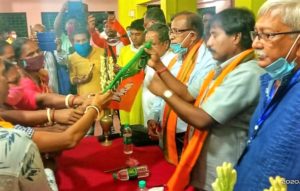 এক সাংগঠনিক বৈঠক ও সদস্য অভিযানে শতাধিক কর্মী অন্য দল ছেড়ে যোগদান করল বিজেপিতে