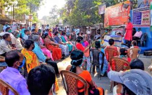 নদিয়া জেলা শিশু শ্রমিক বিদ্যালয়গুলির পক্ষ থেকে বুধবার দুপুরে কৃষ্ণনগর নদিয়া জেলাশাসকের দফতরের সামনে এক অবস্থান বিক্ষোভে সামিল হলেন শিক্ষক ও শিক্ষা কর্মীরা