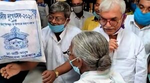 মঙ্গলবার সকাল দশটায় বিখ্যাত নবদ্বীপ ভজনাশ্রমে প্রায় ৭৫০জন অসহায় বয়স্কা মহিলাকে বিজয়া উপলক্ষে বস্ত্র বিতরণ করলেন নবদ্বীপের বিধায়ক পুণ্ডরীকাক্ষ সাহা