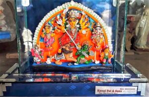 নবদ্বীপের মৃৎশিল্পীর বানানো ৭ ইঞ্চি উচ্চতার দূর্গা ঠাকুর এবছর উড়ে যাচ্ছে লন্ডনে