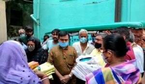 বুধবার নবদ্বীপ শহরের পতিতাপল্লীতে শিশু ও মহিলাদের হাতে পুজোর জামাকাপড় ও মিষ্টি তুলে দিলেন বলদেব মন্দির ও সংঘের সম্পাদক কিশোর কৃষ্ণ গোস্বামী