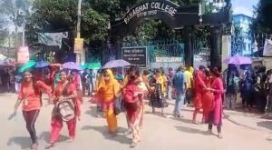 মঙ্গলবার রানাঘাট কলেজে মার্কশিট তোলার জন্যে ছাত্রীদের লম্বা লাইন দেখা গেল আবার দেখা গেলো অনেক ছাত্রীর মুখে নেই মাস্ক 