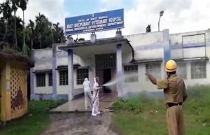করোনায় আক্রান্ত এক চিকিৎসক, বহুমুখী প্রাণী স্বাস্থ্য কেন্দ্রকে জীবাণুমুক্ত করতে স্যানিটাইজেশন করল দমকল বাহিনী