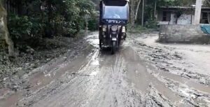 গ্রামবাসীদের অভিযোগ যে বেলঘড়িয়া গ্রামের একটি রাস্তা দীর্ঘ কুড়ি বছর ধরে খারাপ হয়ে পড়ে রয়েছে