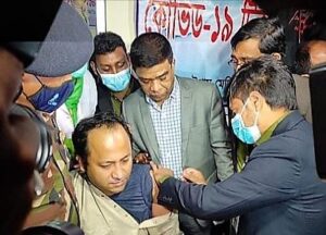 চট্টগ্রামে টিকা নিচ্ছেন শিক্ষা উপমন্ত্রী মহিবুল হাসান চৌধুরী নওফেল