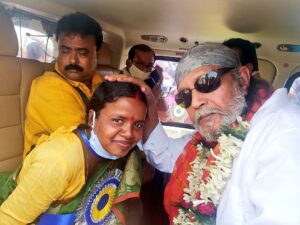 মিঠুন চক্রবর্তী সালতোড়ার বিজেপি প্রার্থী শ্রীমতি চন্দনা বাউড়ির মাথায় তাঁর আশীর্বাদের হাত রাখলেন