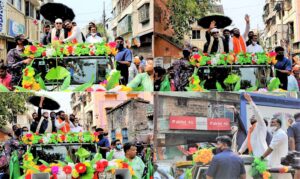 টালিগঞ্জ বিধান সভার বিজেপি প্রার্থী বাবুল সুপ্রিয়র হয়ে রোড শো এবং প্রচার করলেন মিঠুন চক্রবর্তী