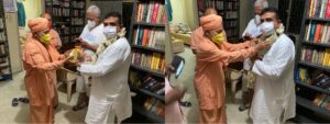 ভারত সেবাশ্রম সংঘের অধ্যক্ষ দিলীপ মহারাজ শুভেন্দু অধিকারীকে আশীর্বাদ প্রদান করলেন