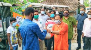 অসহায় মানুষদের সাহায্যার্থে অত্যাবশক খাদ্য সামগ্রী বিতরণ করলেন বিধায়ক অম্বিকা রায় 