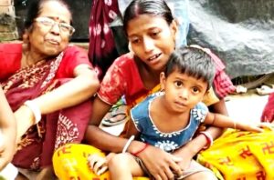 পরিবারে স্ত্রী এক কন্যা ও একটি পুত্র সন্তান ও বৃদ্ধা মা রয়েছে বলে জানা গিয়েছে স্থানীয় সূত্রে। তাঁর এই অকাল মৃত্যুতে দিশেহারা পরিবার।