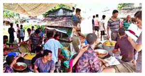 পূর্ব মেদিনীপুরের বন্যা কবলিত পরিবার গুলোর পাশে এসে দাঁড়ালো একটি ক্লাব, দুপুরের খাবারের আয়োজন করলো তারা