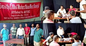 সরকারের ঘোষিত মিনিমাম ওয়েজেস থেকে বঞ্চিত শিয়ালদহ শাখার লালগোলা স্টেশনের রেল সাফাই করা কন্ট্রাক্টচুয়াল সুইপিং কর্মীরা